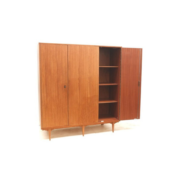 Image 1 of Vintage Belgisch design 3-deurs kledingkast gemaakt in de jaren ’60