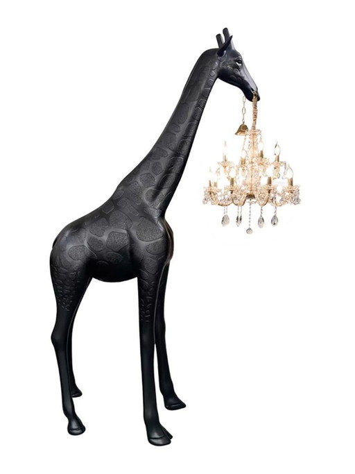 Fiberglas-Skulptur – Giraffe mit Kronleuchter – Schwarz, Gold