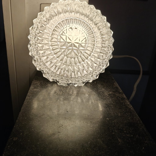 Plafoniera vintage anni '70 con motivo a raggiera in vetro pressato | Montaggio a filo soffitto in vetro pesante