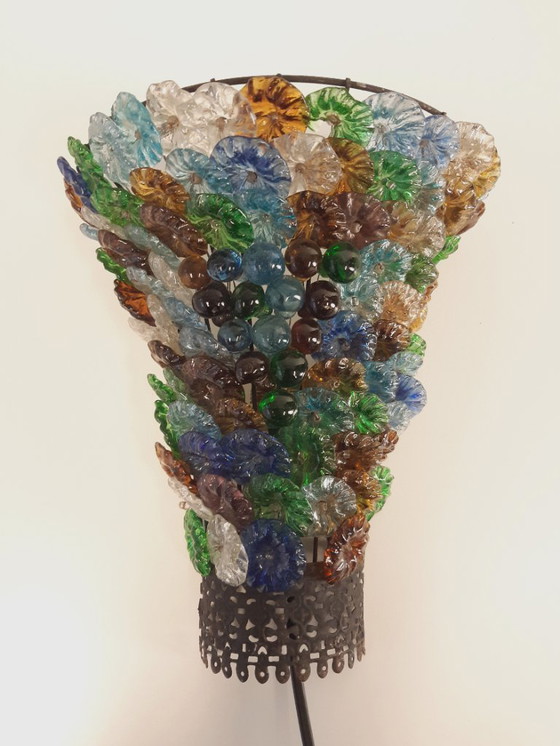 Image 1 of Set van 2 wandlampen met gekleurde glazen bloemen en kralen, vintage wandlampje , set glazen wandlampen