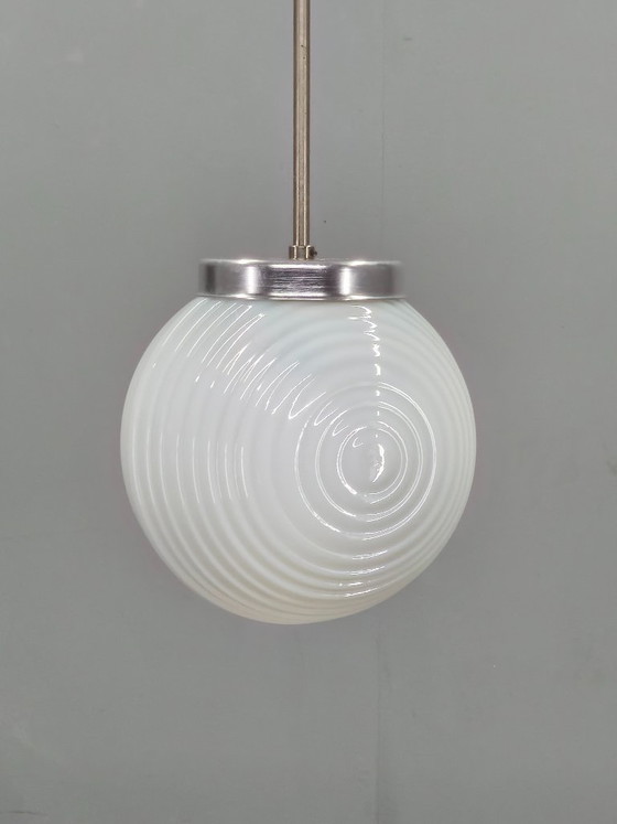 Image 1 of Suspension en verre opalin côtelé tchécoslovaque, années 1970