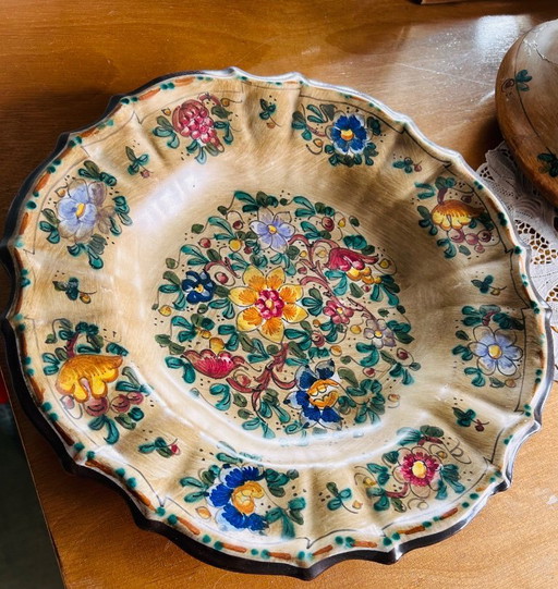 Kleurrijk gedecoreerd kleibord, handbeschilderd.