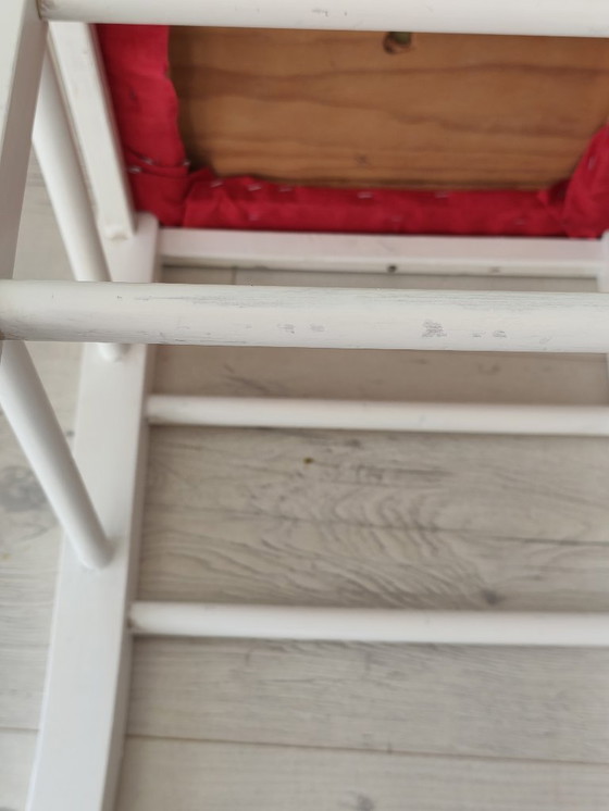 Image 1 of Taburete de pino blanco con asiento rojo