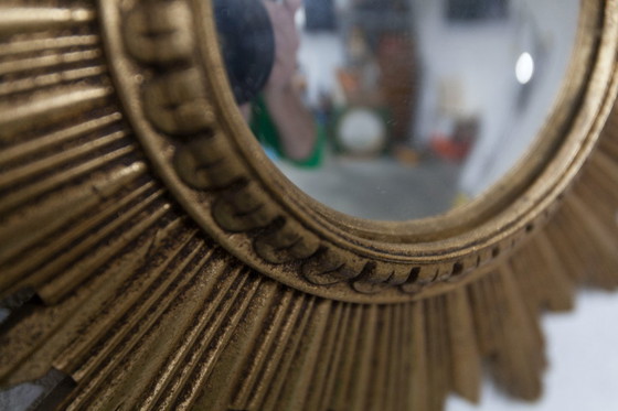 Image 1 of Vintage bolle spiegel uit de jaren 70 met heksenoogmotief en zonnestralenmotief.