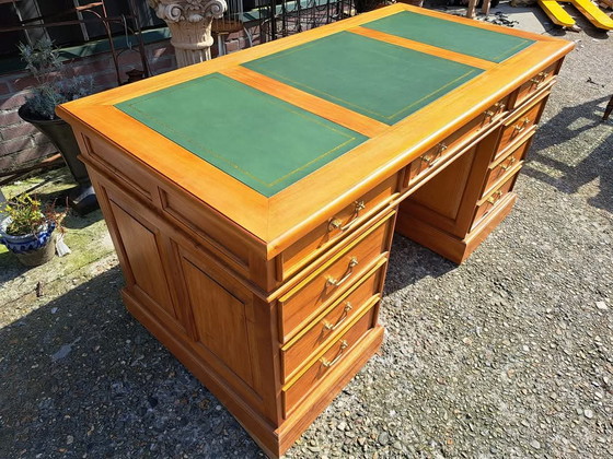 Image 1 of Scrivania classica inglese con intarsi in pelle, in condizioni nuove - Dimensioni 150x75 e 76 cm di altezza