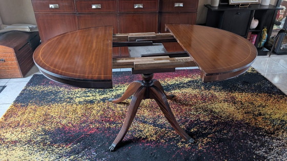 Image 1 of Extendable round mahogany dining table in Regency/English style