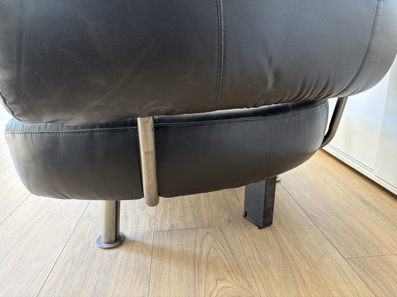 Image 1 of Divano Cheselong, design nero, rivestimento in pelle, gambe in acciaio.