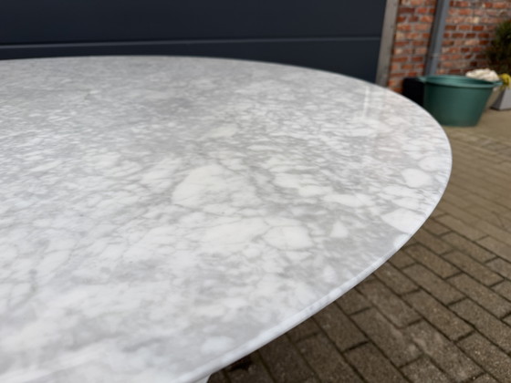 Image 1 of Original round Knoll Tulip dining table 137cm in Carrara marble, Eero Saarinen