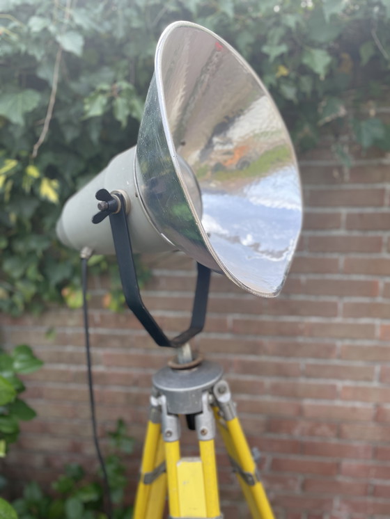 Image 1 of Industriële vintage driepoot spot staande lamp - verstelbaar 