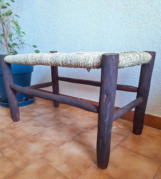 Panca marocchina in legno scuro con seduta in foglia di palma intrecciata – Panche (photo 5 of 8)