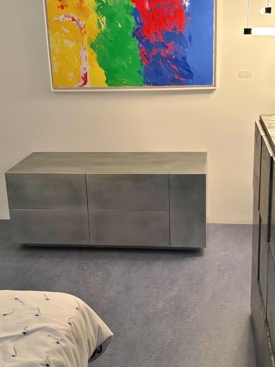 Image 1 of Zinc coulé avec art rouge Arno Kortschot Meuble CD