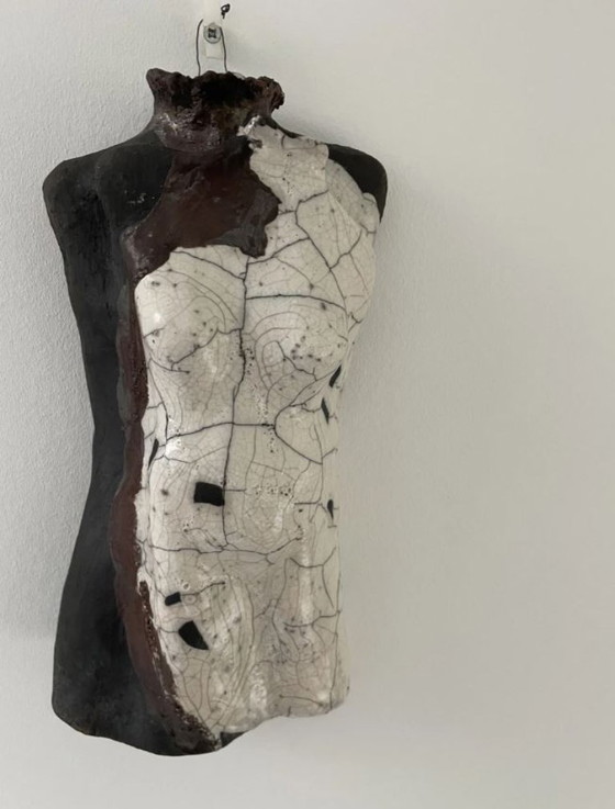 Image 1 of Torse féminin sculpté en céramique – glaçure raku