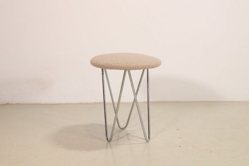 Schöner Hocker im Vintage-Design mit verchromten Haarnadelbeinen