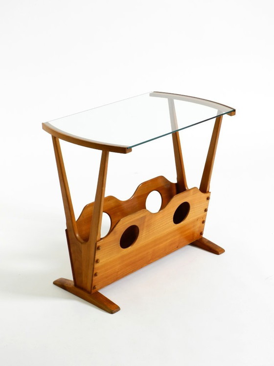 Image 1 of Preciosa mesa auxiliar moderna de mediados de siglo con revistero, fabricada en madera de fresno y cristal.