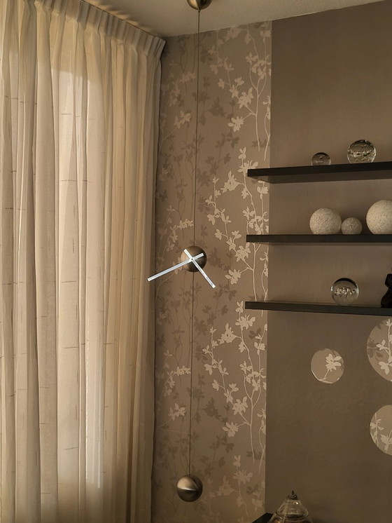 Image 1 of Uhr aus gebürstetem Edelstahl; hängt von der Decke