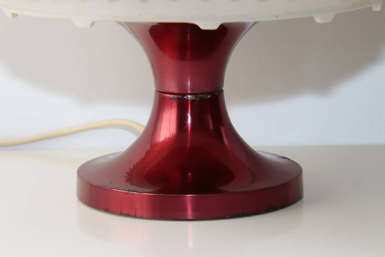 Image 1 of Vintage table lamp with fabric shade and red metal base – Retro design