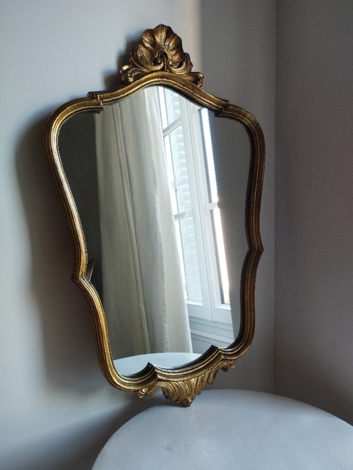 Antieke grote vioolvormige spiegel van verguld hout, in Louis XV Rocaille-stijl, met schelpdecor.
