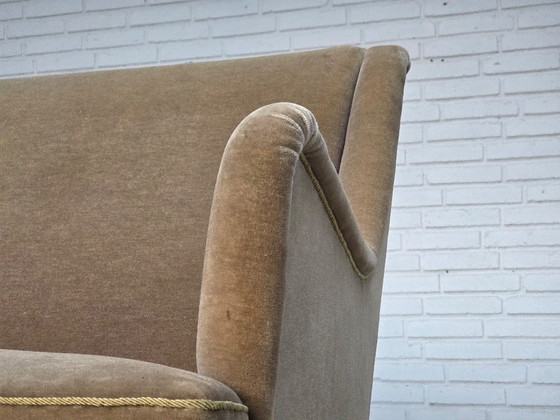 Image 1 of Divano danese a 4 posti, anni '60, in velluto verde chiaro originale.