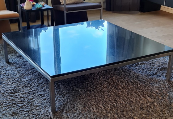 Image 1 of Table basse design avec plateau en granit noir et structure en acier inoxydable brossé