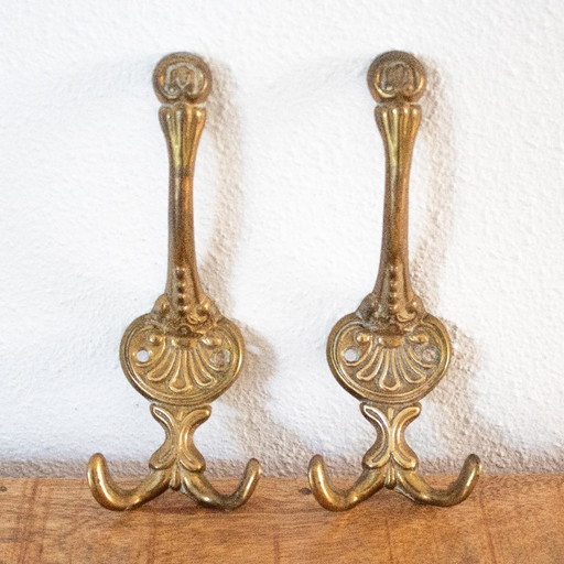 Set mit 2 dekorativen Vintage-Garderobenhaken aus Messing im italienischen Stil: Hollywood Regency