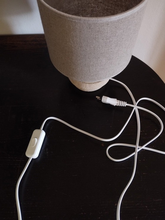 Image 1 of Klein nachtlampje uit de jaren 70 met voet van aardewerk en cilindervormige lampenkap van jute.