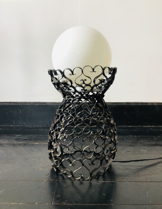 Image 1 of Zwarte smeedijzeren lamp met een handgemaakte witte bol.