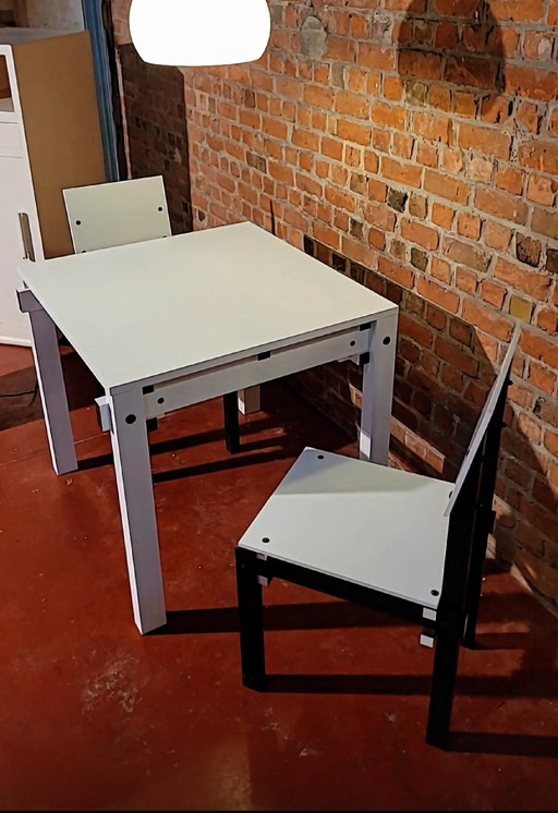 Table et chaises militaires par Gerrit T. Rietveld