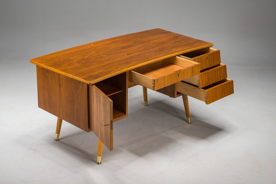 Image 1 of Freistehender Schreibtisch in Nussbaum, 1960er Jahre