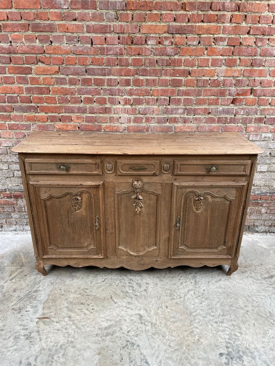 Image 1 of Credenza/buffet in stile rustico in rovere massello con intagli in legno.