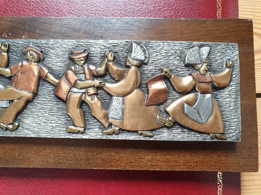 Fregio in rame raffigurante una festa di paese, in ottone e metallo argentato, firmato, realizzato a mano, pezzo unico.