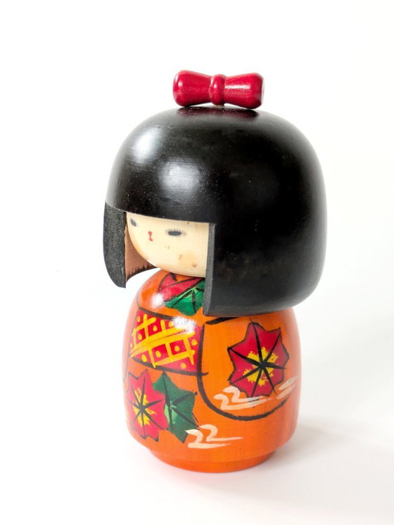 Image 1 of Vintage Japanse Kokeshi-pop | Handbeschilderd hout met herfstbladerendecoratie