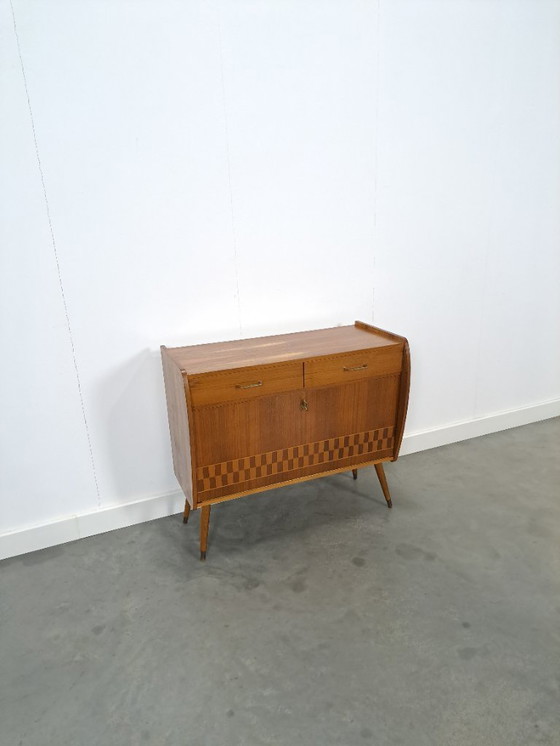 Image 1 of Kastje met geblokt fineer en messing grepen en poten