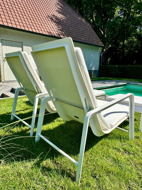 Image 1 of Mobilier de jardin exclusif Tribú Mirthe : 2 chaises longues avec 2 repose-pieds, table d’appoint et coussins