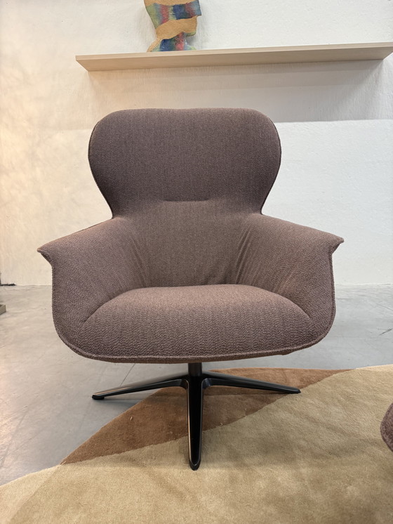 Image 1 of Poltrona girevole Pode Flare con poggiapiedi in tessuto