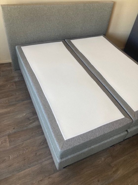 Image 1 of Kingsize bed met hoofdboord: tijdloos ontwerp en ultiem slaap comfort.
