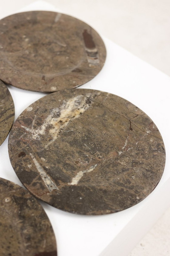 Image 1 of Set aus 7 Marmortellern mit Fossilieneinschlüssen. 20. Jahrhundert.