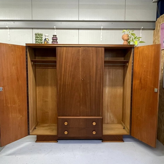 Image 1 of Magnifique armoire vintage spacieuse avec étagères suspendues et tiroirs amovibles.