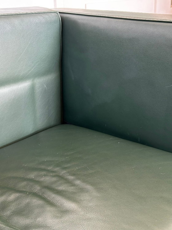 Image 1 of LC2/3 Le Corbusier: divano a 2,5 posti e poltrona separata, colore verde.