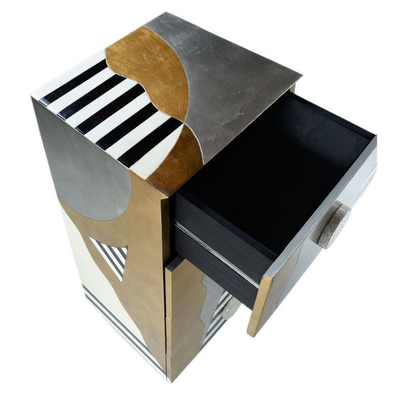 Image 1 of Lam Lee Memphis stijl piramide ladekast in zilver en goudfolie