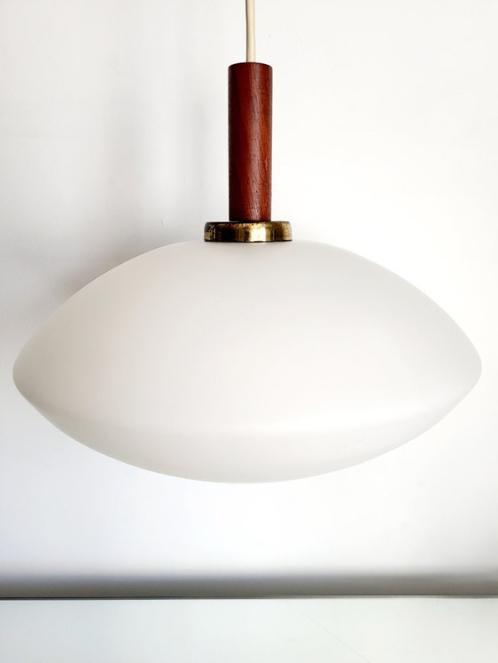 Image 1 of Lampada a sospensione vintage in vetro opalino, stile scandinavo, teak, anni '60