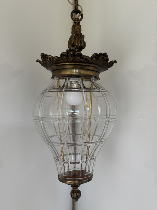 Brocante Hanglamp met Sierlijke Details en Glazen Bol