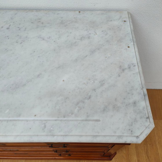 Image 1 of Buffet, commode, chiffonnier ou meuble de salle de bain ancien de style français avec plateau en marbre blanc