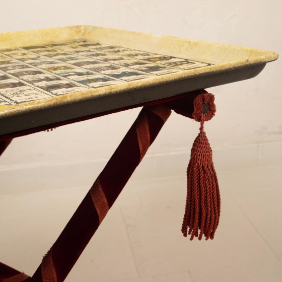 Vassoio araldico di Piero Fornasetti, montato come tavolo su base Foldes, anni '50 – Tavolini, Wood, Velvet (photo 10 of 20)