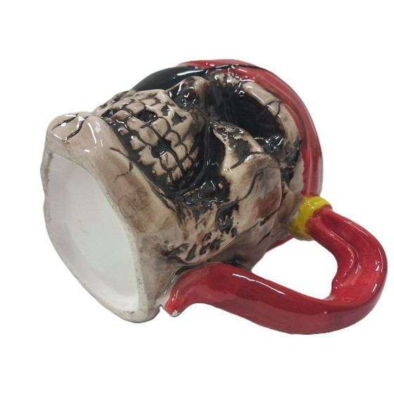 Image 1 of Mug en céramique émaillée en forme de crâne de pirate