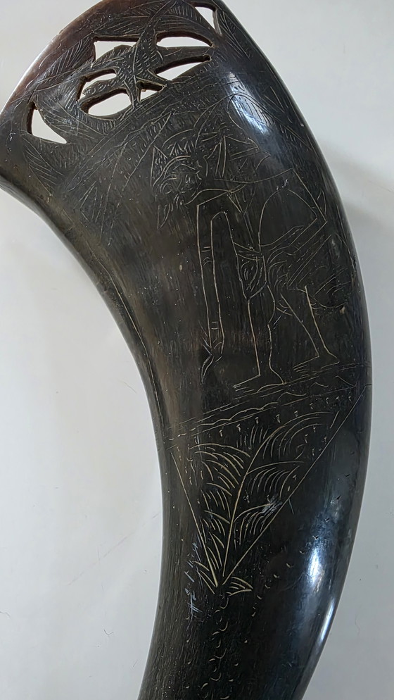 Image 1 of Bijpassend paar antieke hoornornamenten met wayang-voorstellingen – Java, ca. 1880–1910