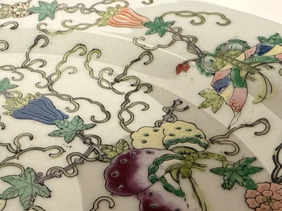 Image 1 of Piatto decorativo in porcellana cinese d'epoca dipinto a mano