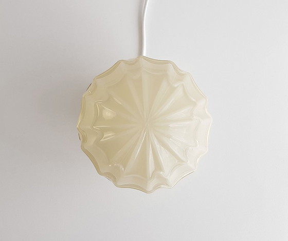 Image 1 of Beige vanille glazen plafondlampje van Thabur in Den Haag, Small variant, art deco lamp glazen bol