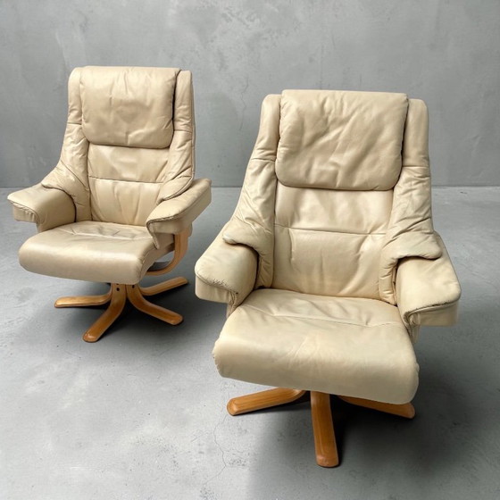 Dos sillones reclinables giratorios estilo Stressless de Ekornes – Wood (photo 2 of 10)