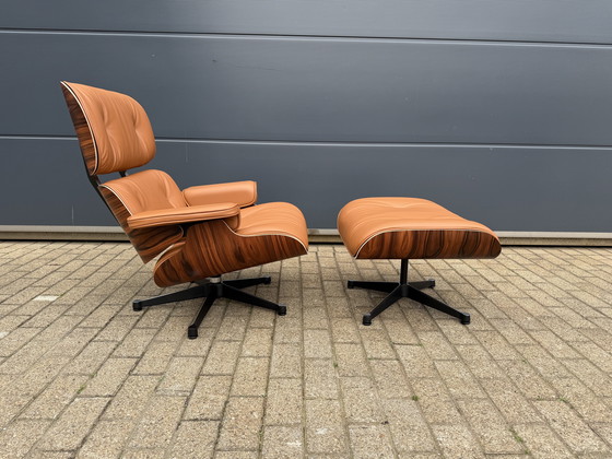 Image 1 of Poltrona lounge Vitra Eames XL + poggiapiedi, in pregiata pelle nera e palissandro Santos. NUOVA!!