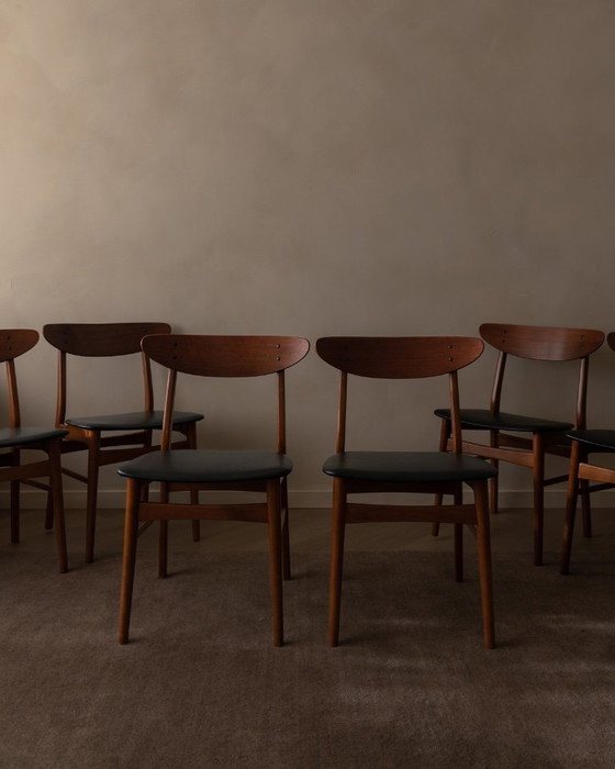 Image 1 of Ensemble de 6 chaises de salle à manger danoises style milieu du siècle · Teck et Skai noir